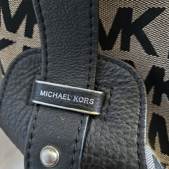 Michael Kors Black and Tan Shoulder Bag with Classic Design - Picture 5 of 12